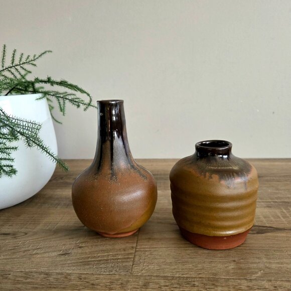 Set of 2 hand made bud vases brown and black colors. Signed K Quebec. - Picture 2 of 7
